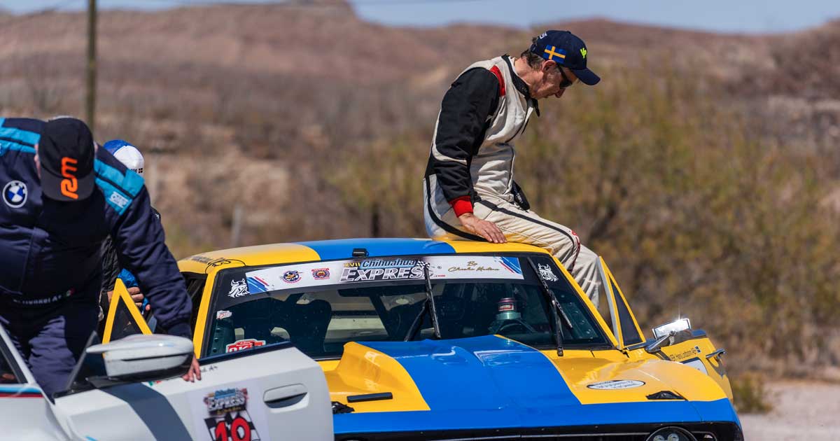 Participante del Chihuahua Express en su auto