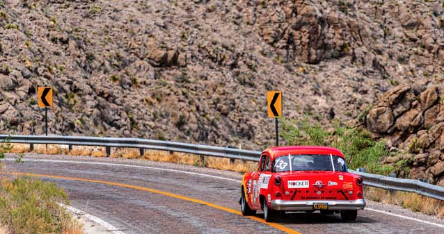 Auto clásico compitiendo en el Rally Durango Express 2026
